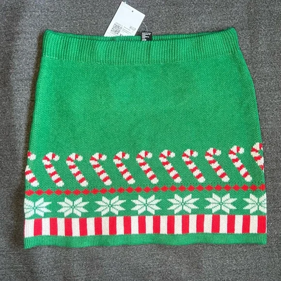 Forever 21 Christmas Mini Skirt - Picture 2 of 2